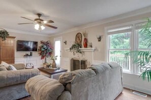 Smart TV, chimenea y estéreo 
