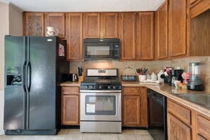 Réfrigérateur, four à micro-ondes, un four, surface de cuisson