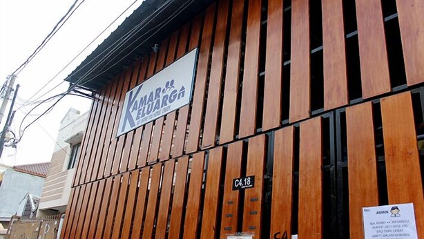 A building with a sign that reads "KAMAR & KULANGAN."