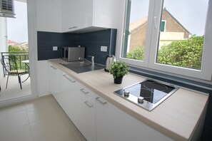 Een koelkast, een magnetron, een kookplaat, een vaatwasser