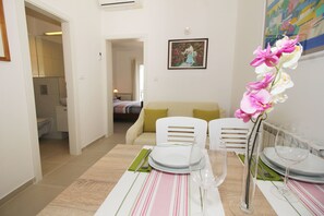 Appartement, terrasse, vue mer | 1 chambre, bureau, chambres insonorisées, fer et planche à repasser