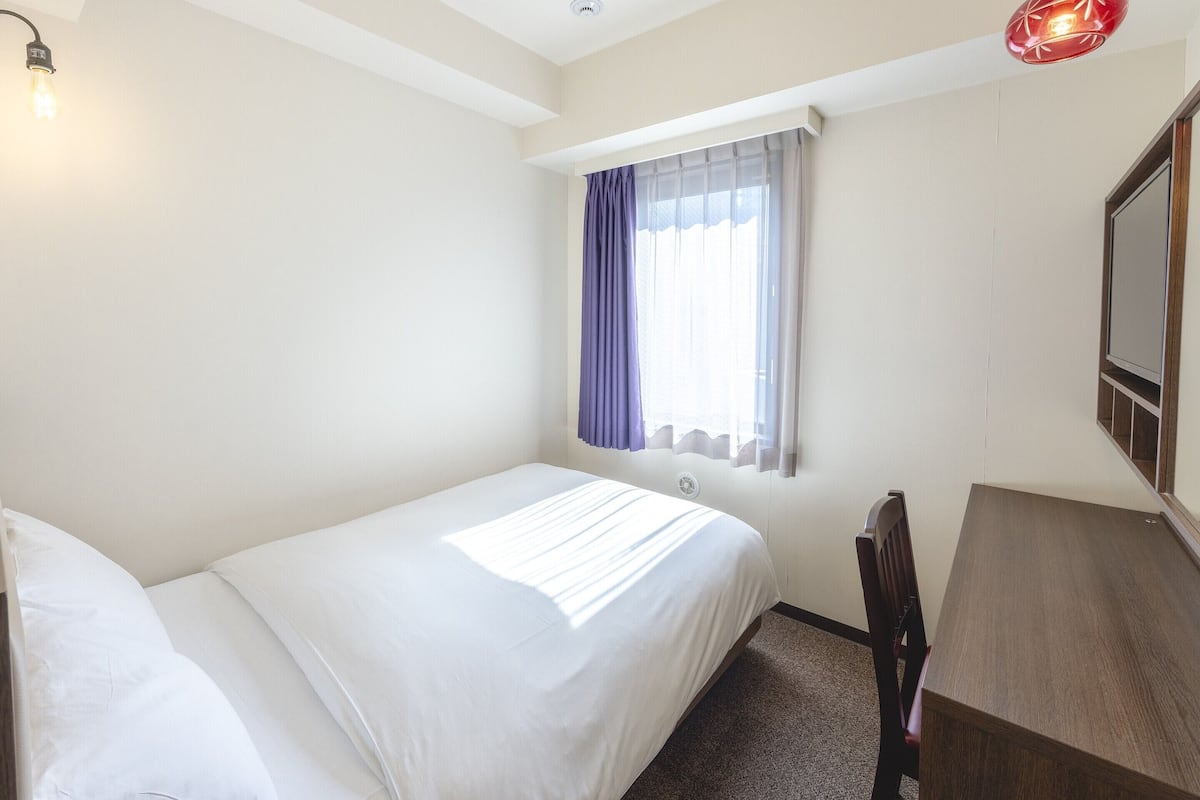 Economy Double Room, 1 Bedroom, Non Smoking | Gebar bulu kapas, meja, ruang kerja komputer riba
