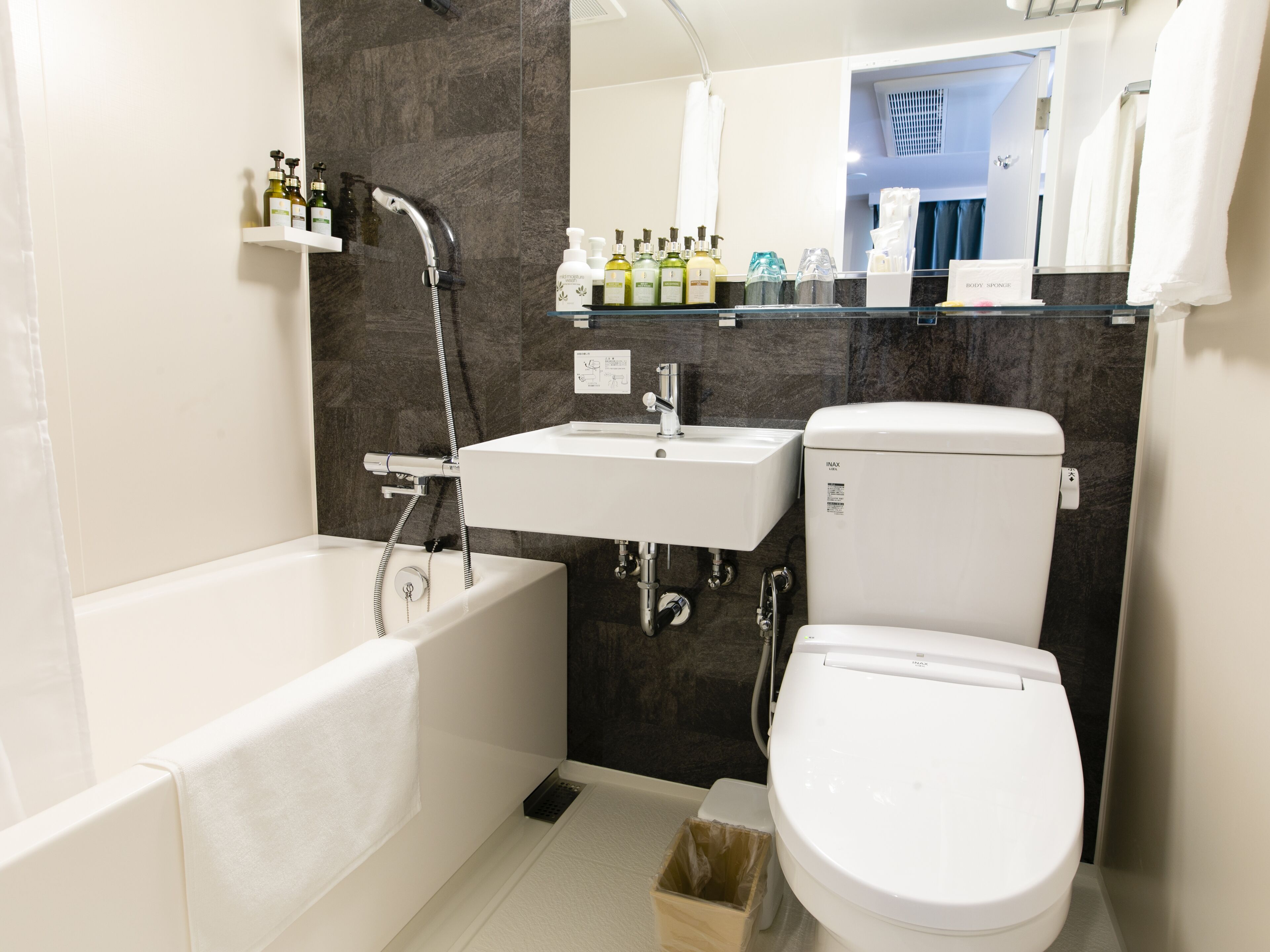 Combined shower/bathtub, deep-soaking bathtub, free toiletries