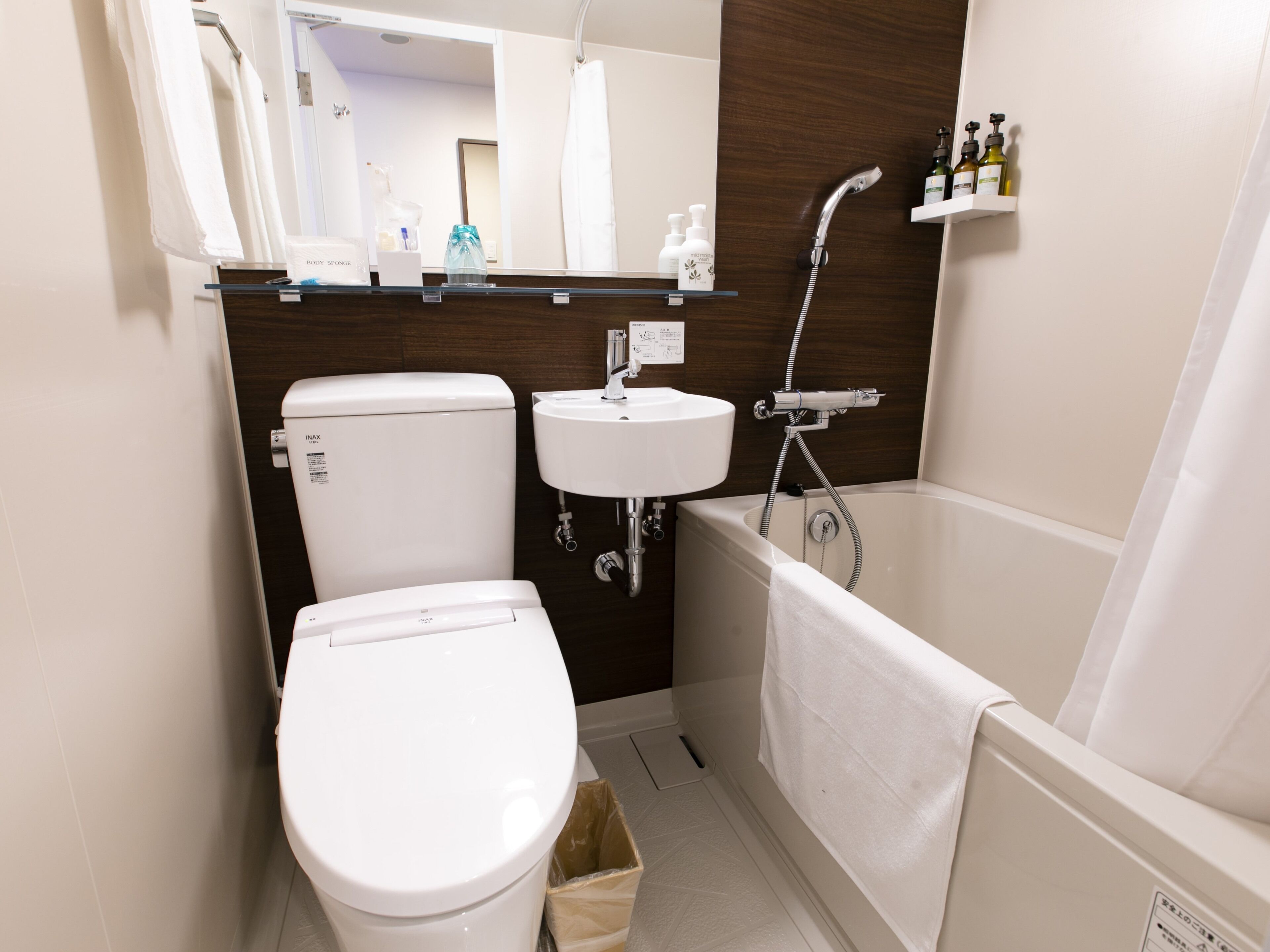Ein Badezimmer mit Toilette, Waschbecken und Badewanne.