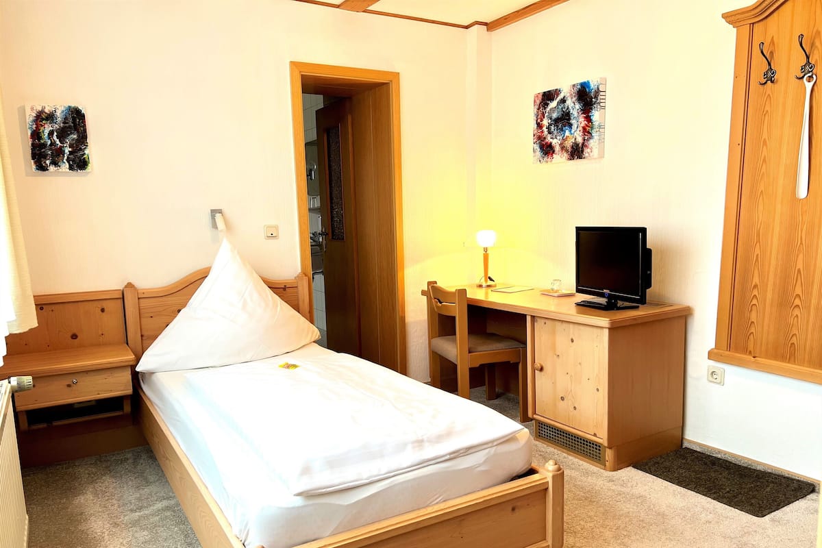 Single Room | Cots/infant beds, free WiFi, bed sheets