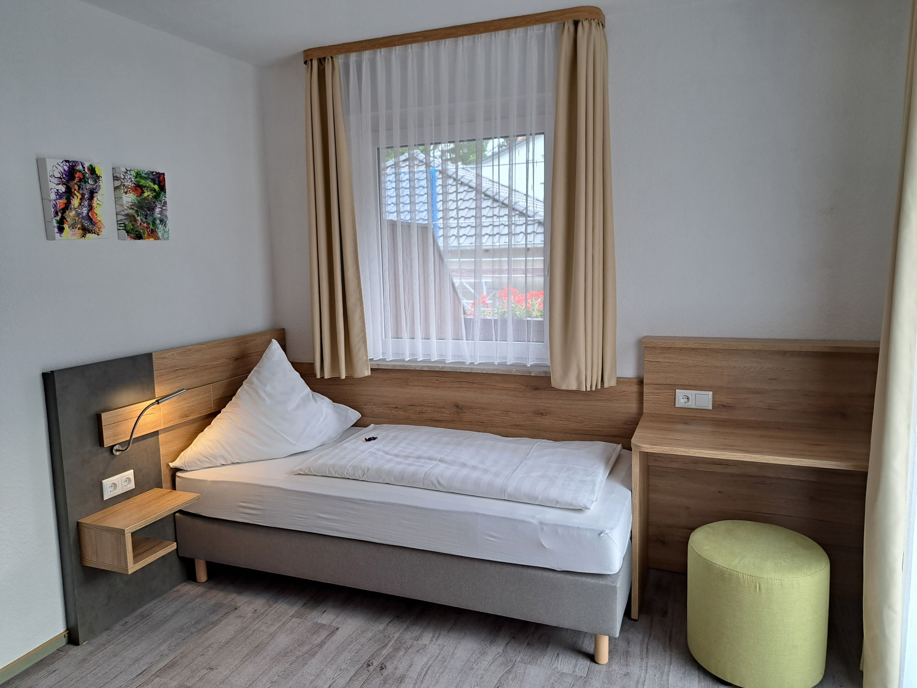 single room | cots/infant beds, free wifi, bed sheets