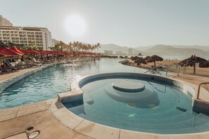 Utendørsbasseng og et oppvarmet basseng