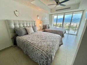 2 soverom, safe på rommet, strykejern/-brett og reiseseng for barn