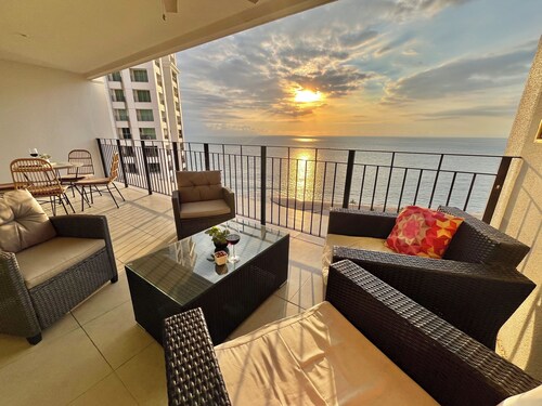 ☼Hypnotizing sea view on 17th floor ~Prime location in town ~Family getaway