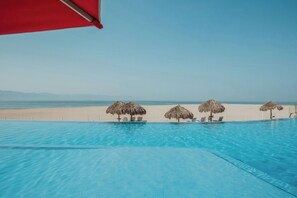 Utendørsbasseng og et oppvarmet basseng