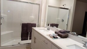 Combined shower/bathtub, hair dryer, towels, soap - Price reduction!!! GATEWAY to CORONADO!
DOD, Military Welcome! (Imperial Beach)