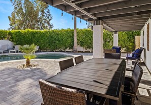 Outdoor dining - Nicola Sun Palm Springs Vacation Home  (Palm Springs)