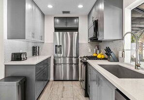 Refrigerador, microondas, horno y parrilla de estufa 