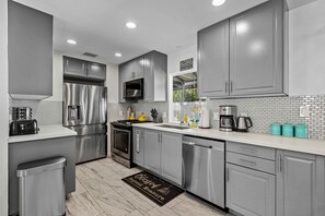 雪櫃、微波爐、焗爐、爐具