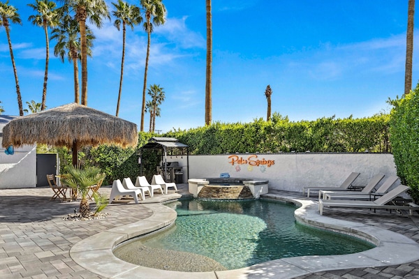 Utendørsbasseng og et oppvarmet basseng