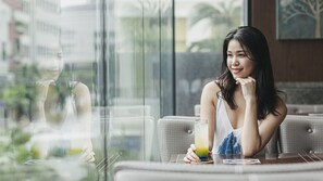 Bar (on property) - Okinawa Kariyushi Resort Exes Naha (Naha)