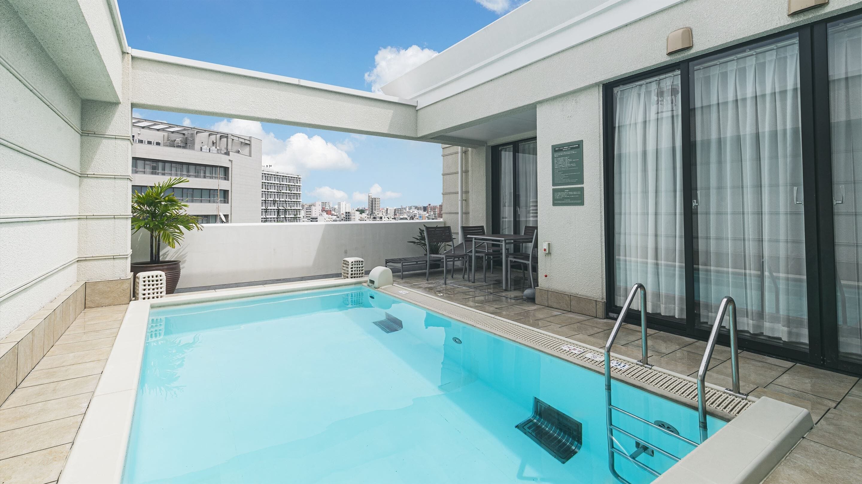 【EXESプールヴィラスイートShuri】85.4平米・ラウンジ利用可 | セーフティボックス (室内)、デスク、アイロン / アイロン台、WiFi (無料)