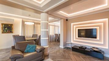 Suite – deluxe, 2 soverom, spabadekar, fjellutsikt | Oppholdsområde | Flatskjerm-TV