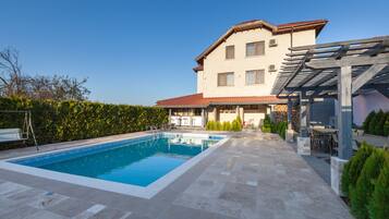 Kolam renang outdoor musiman, dengan payung kolam renang