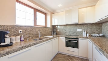 Deluxe-suite - 2 soveværelser - boblebad - bjergudsigt | Privat køkken | Køleskab, mikrobølgeovn, ovn, kogeplade