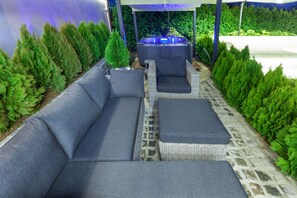 季節性室外游泳池，提供泳池遮陽傘和日光浴躺椅