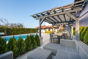 Piscine extérieure (ouverte en saison), parasols de plage