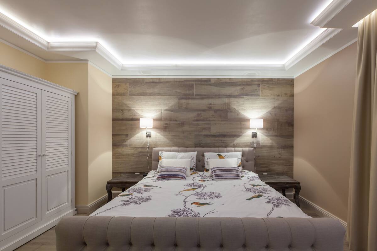 Deluxe Suite, 2 Bedrooms, Hot Tub, Mountain View | 4 bedrooms, iron/ironing board (on request), cribs (free)