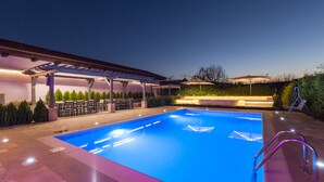 A swimming pool with a pergola and outdoor seating area. - Villa Ciconia (Veliko Tarnovo)