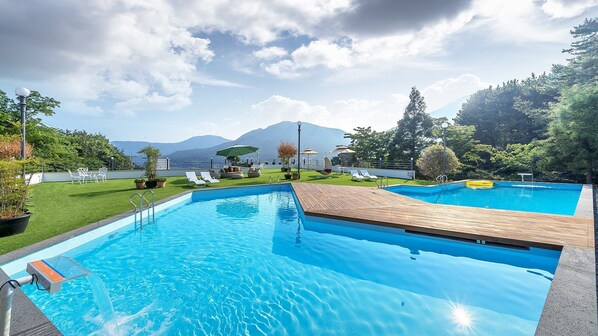 2 piscine all'aperto