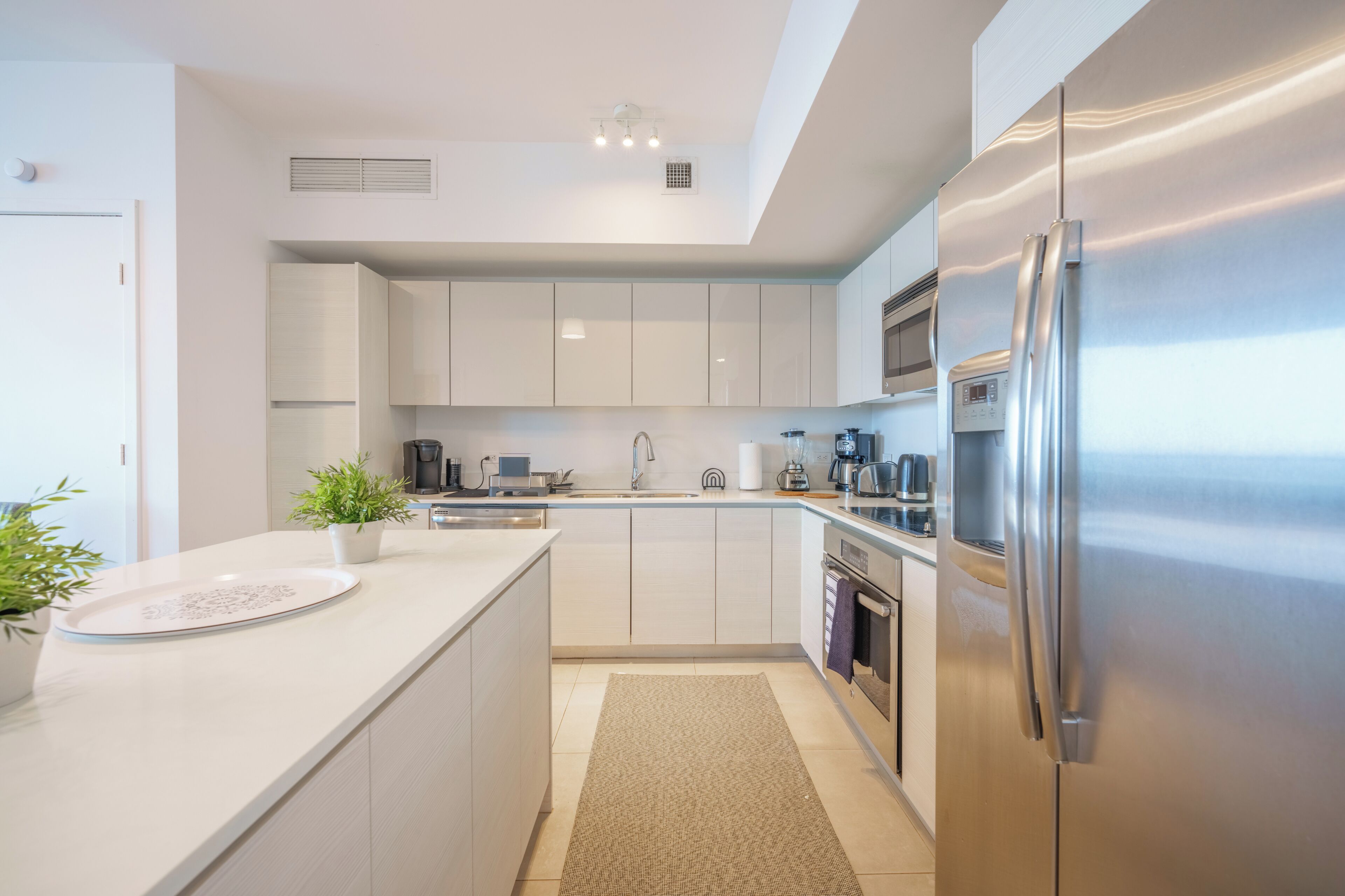 ثلاجة، ميكروويف، فرن، موقد طهي مسطح