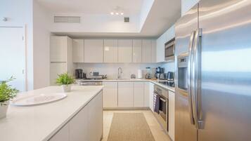 ثلاجة، ميكروويف، فرن، موقد طهي مسطح