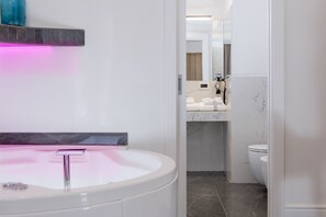 Exclusive Suite, Jetted Tub | Bathroom | Free toiletries, hair dryer, slippers, bidet - Navona Style (Rome)
