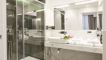 Kostenlose Toilettenartikel, Haartrockner, Hausschuhe, Bidet