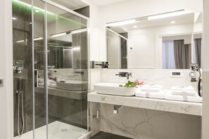 免费洗浴用品、吹风机、拖鞋、坐浴桶