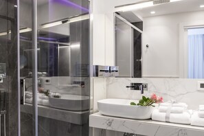 Gratis toiletartikelen, een haardroger, pantoffels, een bidet