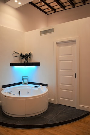 Suite exclusiva, banyera d'hidromassatge | Banyera d'hidromassatge