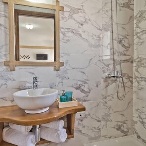 Family Apartment, 1 Bedroom | Bathroom