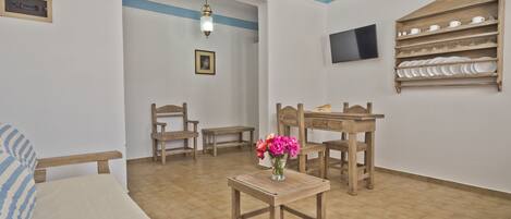 Appartamento familiare, 1 camera da letto | Soggiorno | TV a schermo piatto 28 pollici con canali via cavo, TV