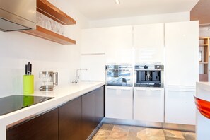 Basic Single Room, 1 Double Bed | Private kitchen | Fridge, microwave, stovetop, cookware/dishes/utensils - Daudel Hotel Tyumen Centre (Tyumen)