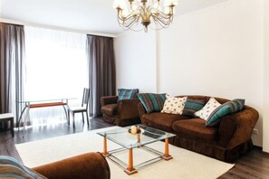 Superior eenpersoonskamer, 1 tweepersoonsbed | Een bureau, geluiddichte muren, een strijkplank/strijkijzer