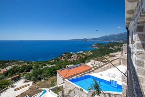 Outdoor pool, pool umbrellas, pool loungers - Olive Resort (Petrovac)