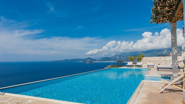 A clear blue pool with a view of the sea and mountains. - Olive Resort (Petrovac)