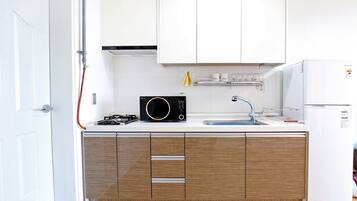 Townhome, 2 Bedrooms (15 PY) | Private kitchenette | Fridge, microwave, stovetop, electric kettle