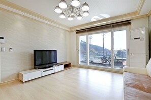 Casa de ciudad, 3 habitaciones (35 PY) | Sala de estar | Televisión de pantalla plana 