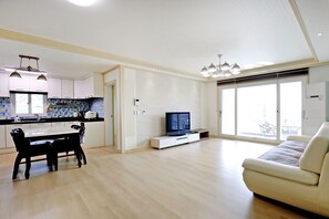 Casa de ciudad, 3 habitaciones (35 PY) | Área de sala de estar | Televisión de pantalla plana 