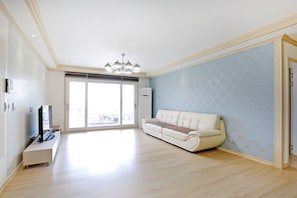 Townhome, 3 Bedrooms (35 PY) | Living room | Flat-screen TV - Geoje Blueberry Pension (Geoje)