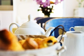 Gratis frukost med lokala rätter varje dag