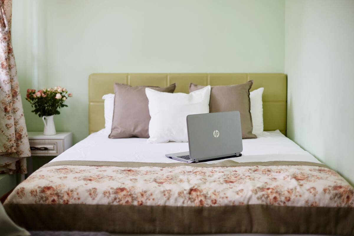 Een bureau, geluiddichte muren, gratis wifi, beddengoed