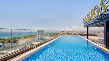 Udendørs pool, åben fra kl. 06.30 til kl. 19.00, liggestole