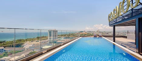 Una piscina al aire libre (de 06:30 a 19:00), tumbonas